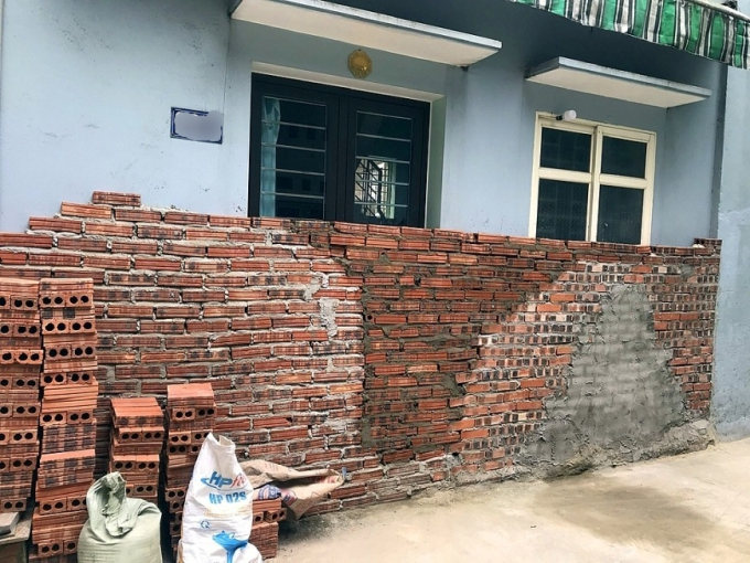 Hàng xóm tự ý phá tường chung