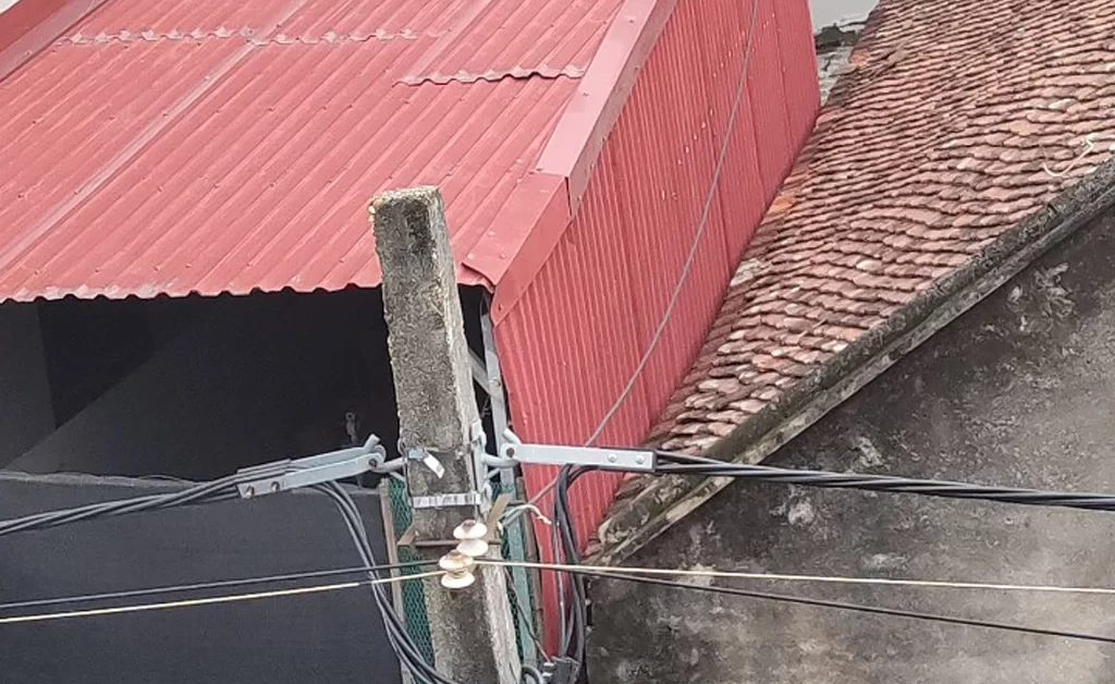 Mái nhà lấn đất nhà kế bên, giải pháp đòi lại khoảng không 1 Mái nhà lấn đất nhà kế bên