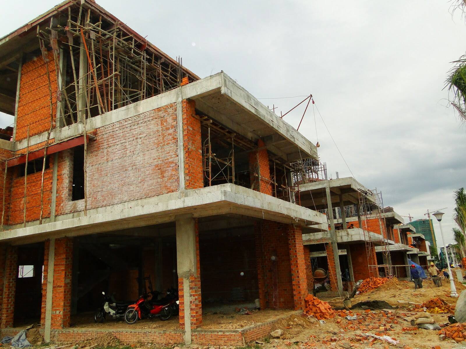 Mái nhà lấn đất nhà kế bên, giải pháp đòi lại khoảng không 2 Xây mái nhà lấn đất hàng xóm bị phạt