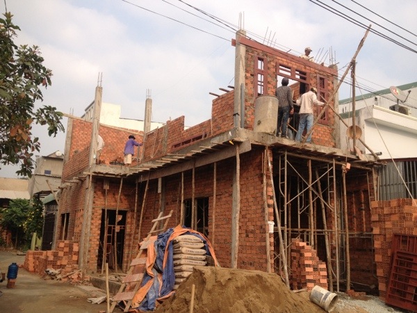 Hàng xóm xây lấn đất thì nên làm gì